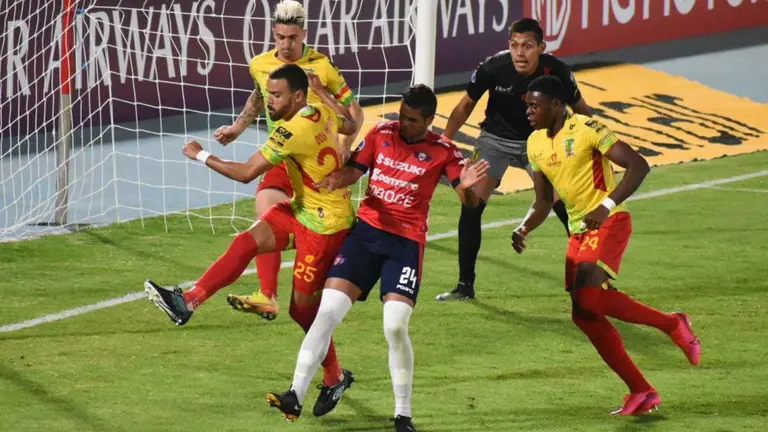 Una escena del partido entre Wilstermann y Palmaflor. DICO SOLÍS