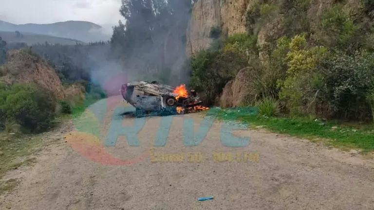 Comunarios quemaron el vehículo de los atacantes. Canal 50-104.1 FM Rtve Valle Alto