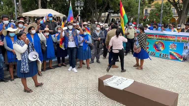 Grupos sociales durante una concentraci&oacute;n en la plaza principal. Noe Portugal