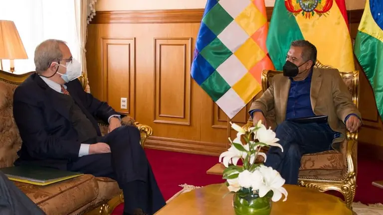 La reuni&oacute;n entre Rogelio Mayta (d) y el embajador de Brasil, Octavio Henrique D&iacute;as Garc&iacute;a C&ocirc;rtes.&nbsp;CANCILLER&Iacute;A