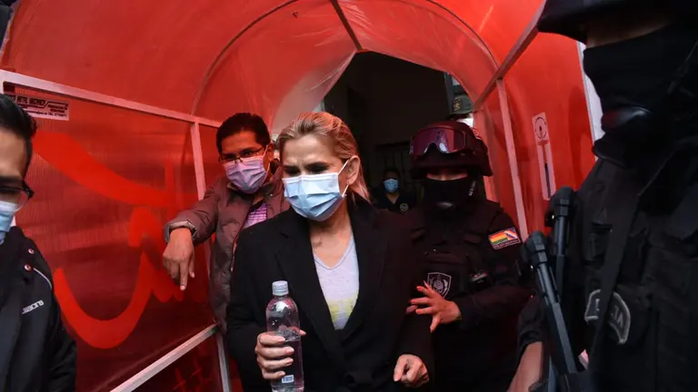 Jeanine A&ntilde;ez cuando es trasladada al penal de Obras. APG-ARCHIVO