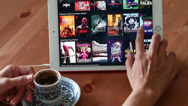 En EEUU, el 55% de los adultos reconoce que consumió más televisión a través de plataformas digitales y el 85% de los jóvenes explica que vio series y películas en dispositivos móviles. EFE