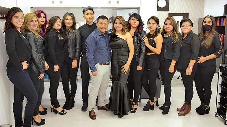 Tito Tapia (al centro) junto a todo el personal del salón de belleza. DICO SOLÍS