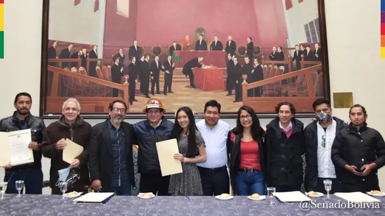 Entrega de declaraciones camarales en homenaje a cineastas, productores, guionistas, y de forma especial a todo el equipo de producci&oacute;n de la pel&iacute;cula Unay.
