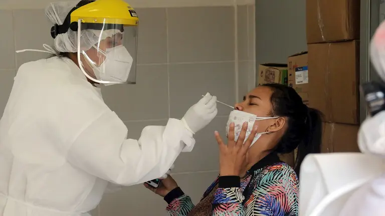 Una mujer se realiza una prueba ant&iacute;geno nasal de manera gratuita. EFE