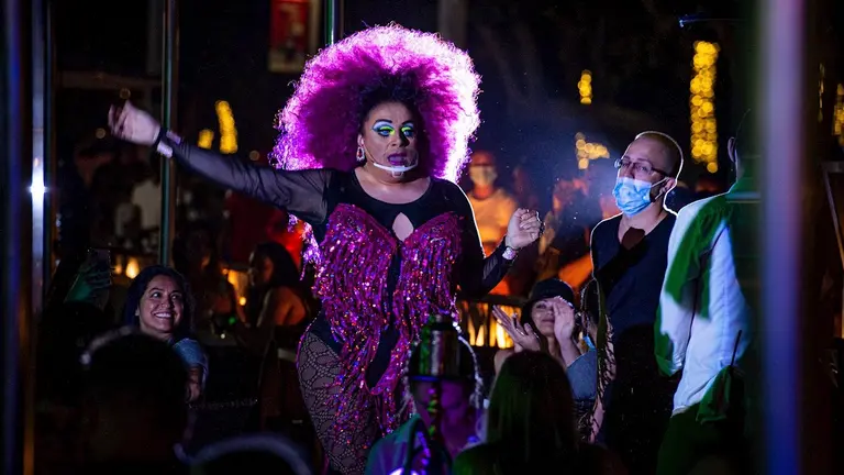 Un travest&iacute; ameniza el ambiente a los j&oacute;venes que pasan las vacaciones del Spring Break hoy en la puerta de un local, en la peatonal y tur&iacute;stica avenida de Ocean Drive in Miami Beach, Florida (EEUU). EFE