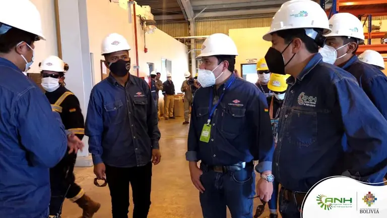 La comisi&oacute;n gubernamental y de la ANH, en la planta de Urea, en Bulo Bulo. ANH