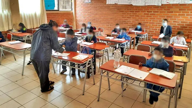 Imagen referencial de escolares en clases semipresenciales. ARCHIVO