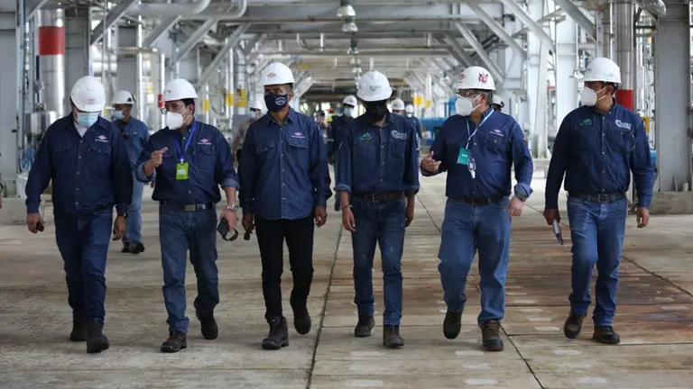 La comision de Gobierno y autoridades de Yacimimientos Petrol&iacute;feros Fiscales Bolivianos, en Bulo Bulo. AN-YPFB