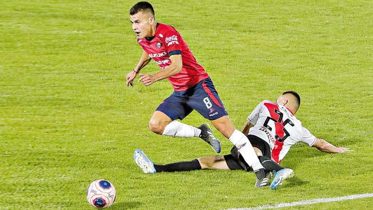 Una acción del Rojo contra Nacional. APG