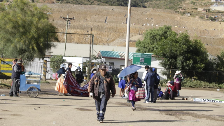 Padres de familia de Cercado II bloquean el ingreso al botadero de K'ara K'ara.  APG