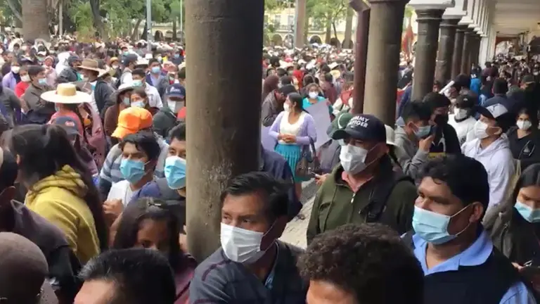 Protesta de padres de familia de Cercado II en la plaza 14 de Septiembre.