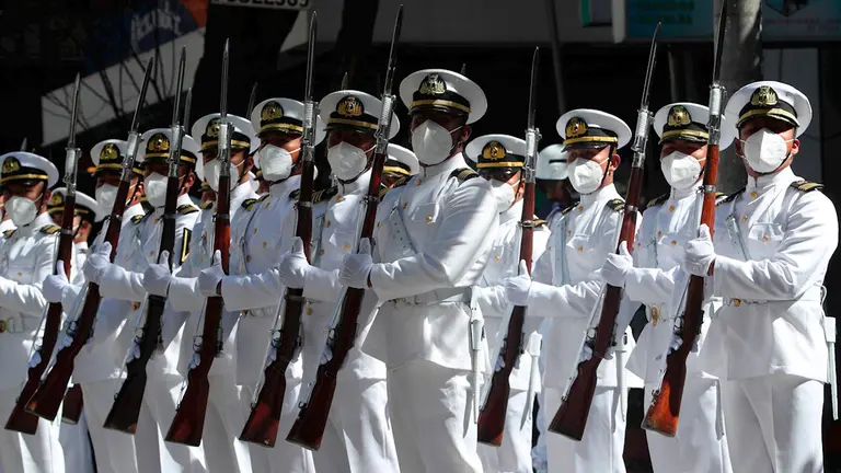 Imagen referencial de miembros de la armada boliviana rinden homenaje durante un acto oficial con motivo del D&iacute;a del Mar, en La Paz. EFE