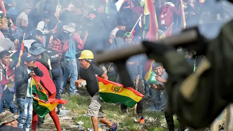 Cocaleros y uniformados en los conflictos suscitados en Huayllani, la tarde del 15 de noviembre de 2019. DICO SOLÍS