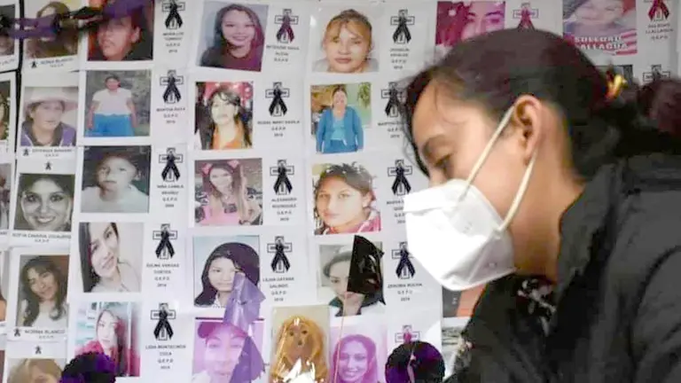 Una joven pasa por un altar puesto para las víctimas de feminicidio en Cochabamba, el 23 de marzo de 2021. DICO SOLÍS