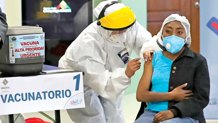 La aplicación de la vacuna Sinopharm a una persona con enfermedad de base. APG