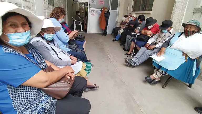 Asegurados a la Caja Nacional de Salud (CNS) hacen fila para prerregistrarse para la vacuna contra el coronavirus. DICO SOLÍS