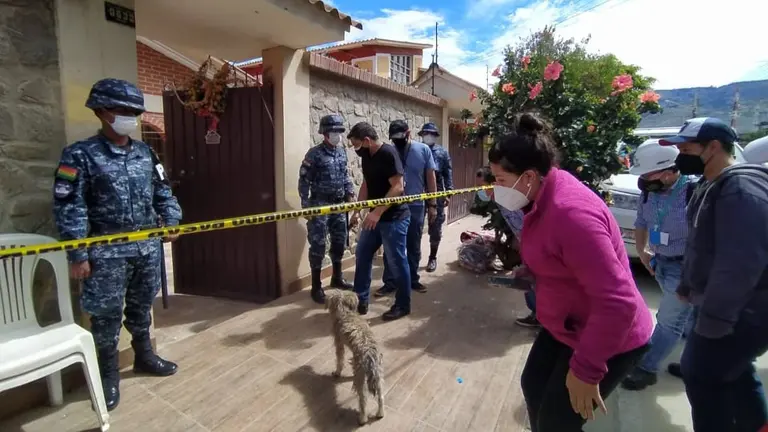Las viviendas afectadas por la ca&iacute;da en picada de la avioneta, en Sacaba. Dico Sol&iacute;s