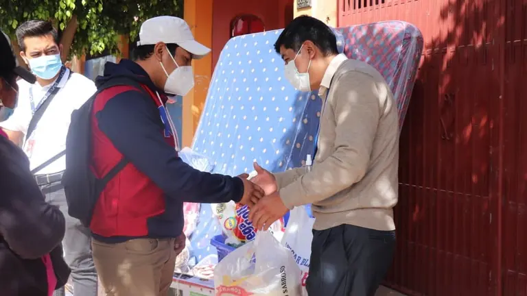 El padre de familia recibe donaciones por parte de la Alcald&iacute;a de Sacaba. GAMS