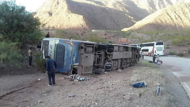Fotograf&iacute;a del bus de la empresa Lince tras el accidente. URGENTE