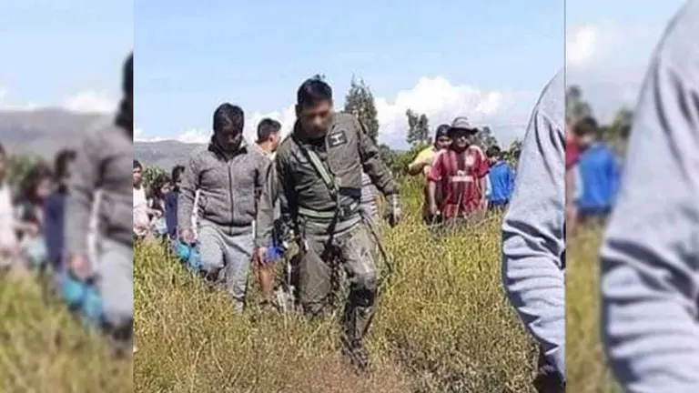 Uno de los pilotos que sali&oacute; eyectado del caza K8 recibe ayuda de los comunarios.