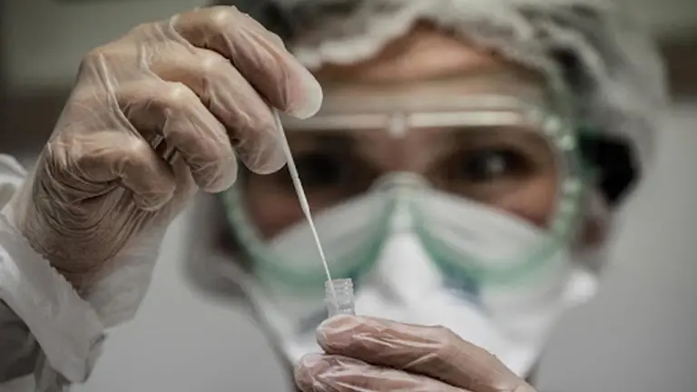 Un especialista realiza un an&aacute;lisis del virus. Urgentebo