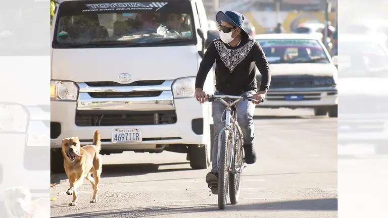 Una persona circula por la ciudad en bicicleta  y protegido con barbijo. DICO SOLÍS