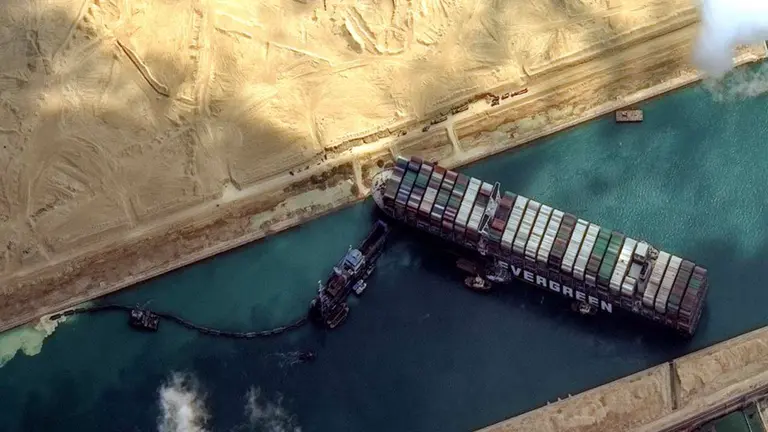 El canal de Suez sigue bloqueado por tercer d&iacute;a y m&aacute;s de 200 barcos esperan. EFE
