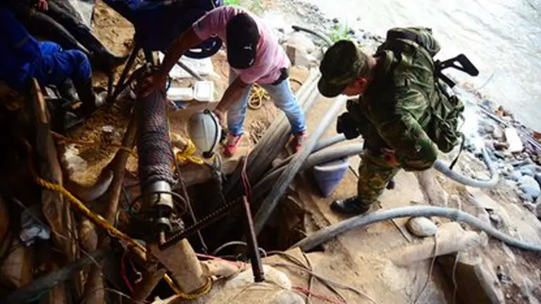 En la imagen el registro de otro operativo de rescate en una mina en Colombia. EFE