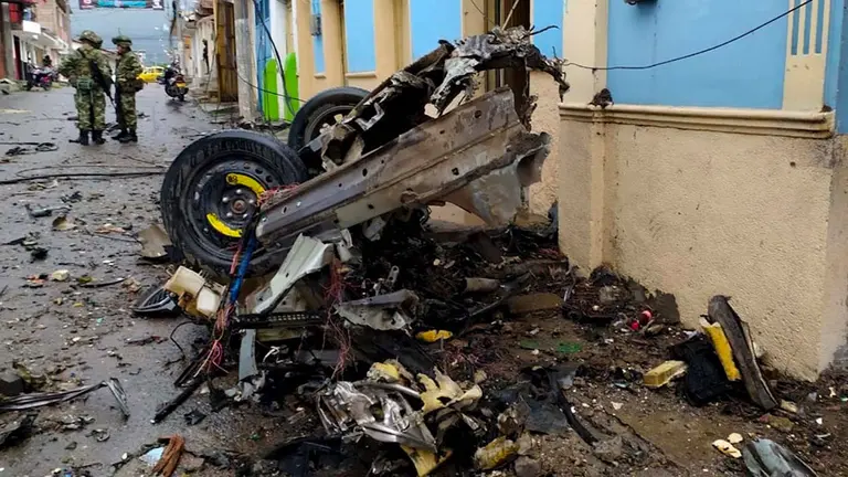 Fotografía cedida por la Alcaldía de Corinto que muestra los destrozos causados por la explosión de un vehículo bomba frente a la Alcaldía del municipio, hoy en Corinto (Colombia). EFE