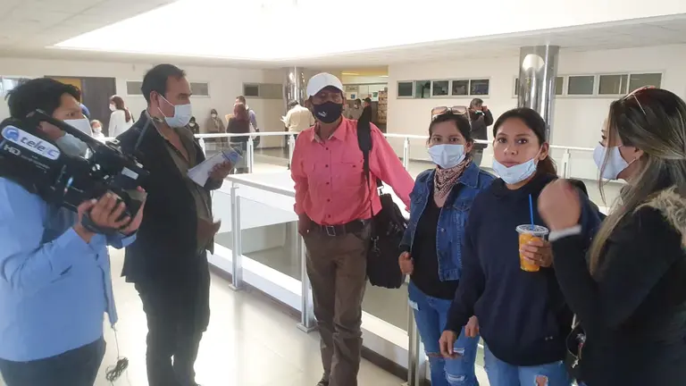 Familiares de la v&iacute;ctima de feminicidio en Sacaba. (Voces Libres)