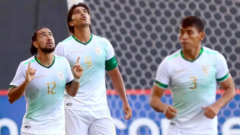 Rodrigo Ramallo (i) de Bolivia celebra un gol junto a Marcelo Martins hoy, en un partido amistoso entre las selecciones nacionales de Ecuador y Bolivia en el estadio Banco Guayaquil en Quito Ecuador). EFE