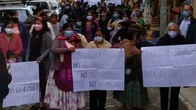 La marcha de padres de familia en Coroico. Redes Sociales