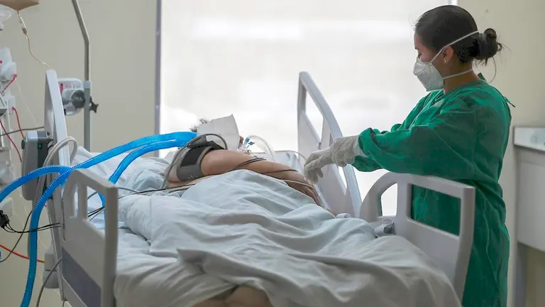 Vista de una integrante del equipo de salud mientras atiende a un paciente con COVID-19, en la unidad de emergencia del hospital Iess del Sur en Quito (Ecuador). EFE