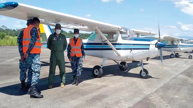 Una de las avionetas y personal en la pista del aeropuerto de Chimoré, el 10 de marzo. RKC