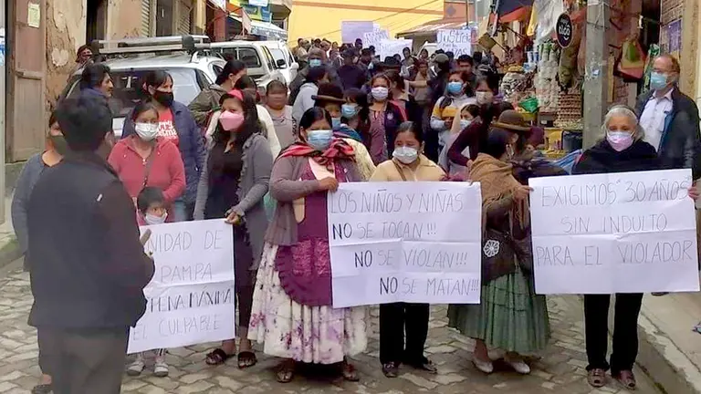 Padres de familia y comunarios piden justicia para tres víctimas de violación, en Coroico. URGENTE.BO