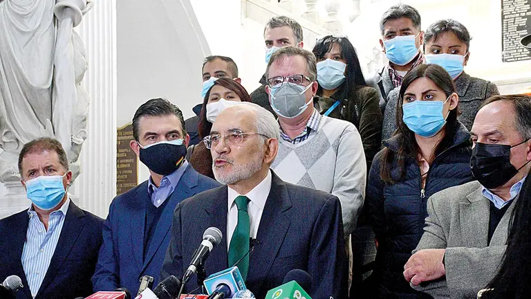 El líder de CC, Carlos Mesa, junto a la bancada, en conferencia de prensa. APG