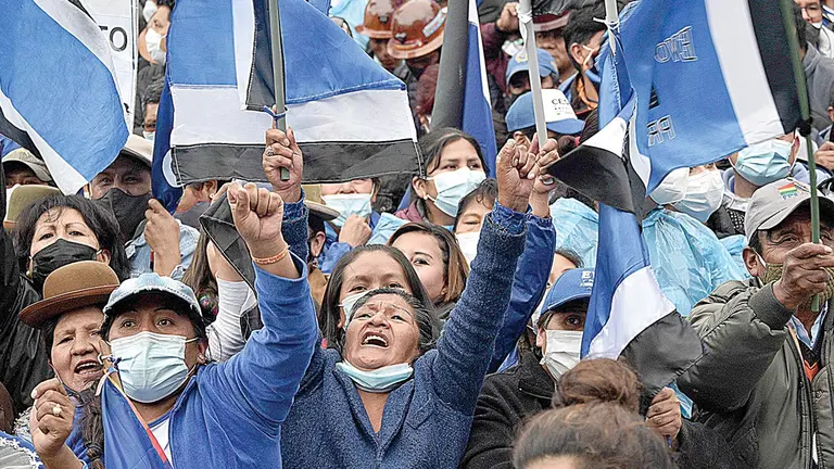 Imagen referencial de un grupo de militantes del MAS. EFE