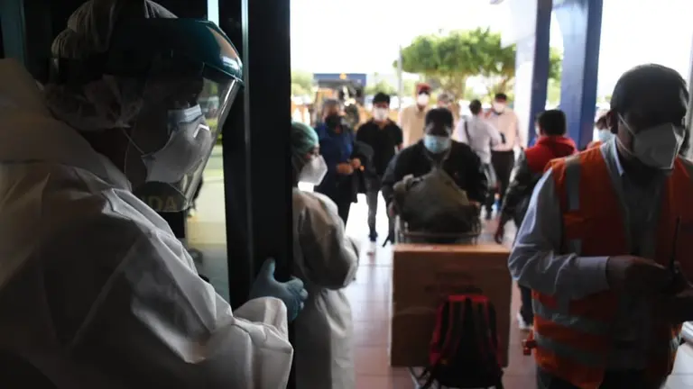 Control por parte de los equipos que intentan detectar casos del nuevo virus en el aeropuerto de Cochabamba. Dico Sol&iacute;s