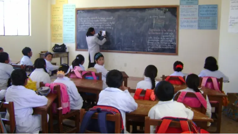 Una imagen de maestros y escolares pasando clases./ ARCHIVO