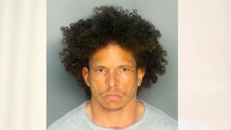 Fotografía cedida por el Departamento de Policía del Condado de Miami Dade donde aparece Aliex Santiesteban, detenido de madrugada cerca del centro de Miami y que está acusado de varios delitos, incluyendo intento de asesinato. EFE