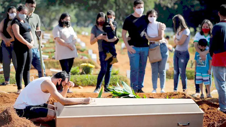Una familia despide a un familiar durante un entierro en el cementerio Vila Formosa, en Sao Paulo (Brasil). EFE