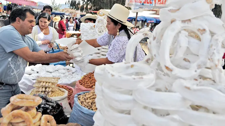 Una persona compra rosquetes en Punata. DICO SOLÍS