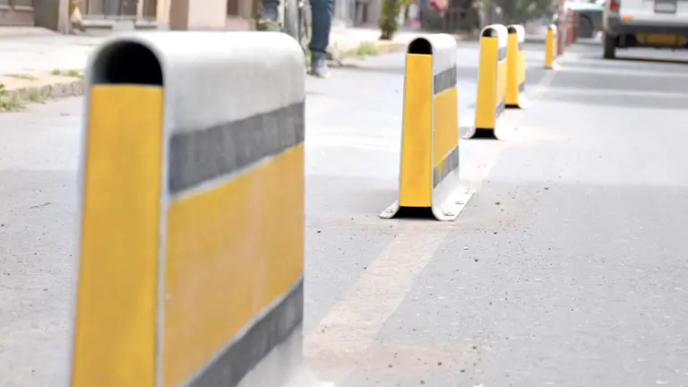 Los separadores que reemplazan a los bolardos en un tramo de la ciclovía. DICO SOLÍS