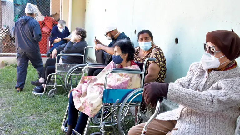 Adultos mayores hacen fila para acceder a la vacuna contra el coronavirus. DICO SOLÍS
