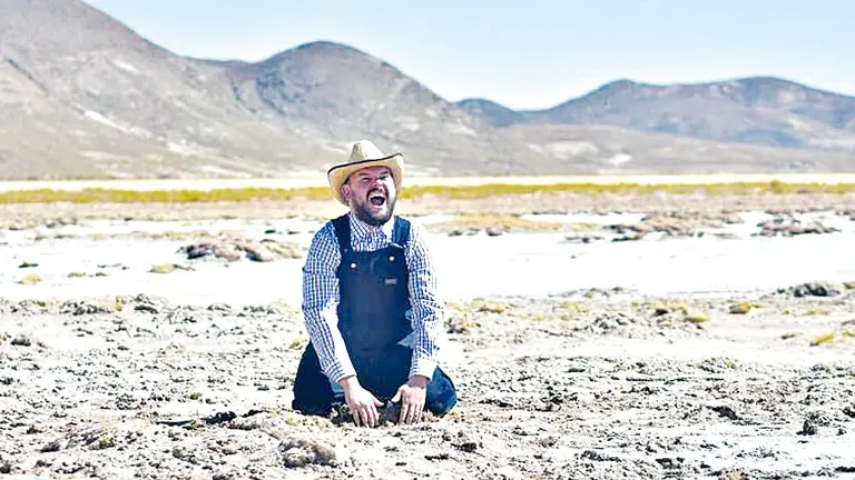 El cantante El Niño de Elche en uno de los paisajes de Bolivia. IVÁN CASTIÑEIRAS