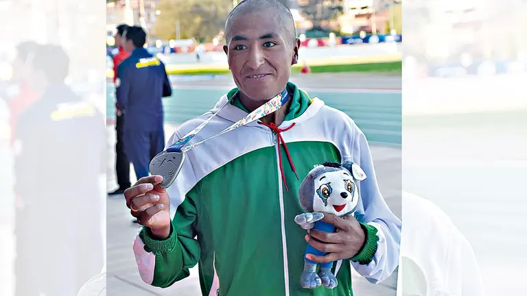 Vidal Basco, expone la medalla que logró en los Suramericanos 2018. DICO SOLÍS