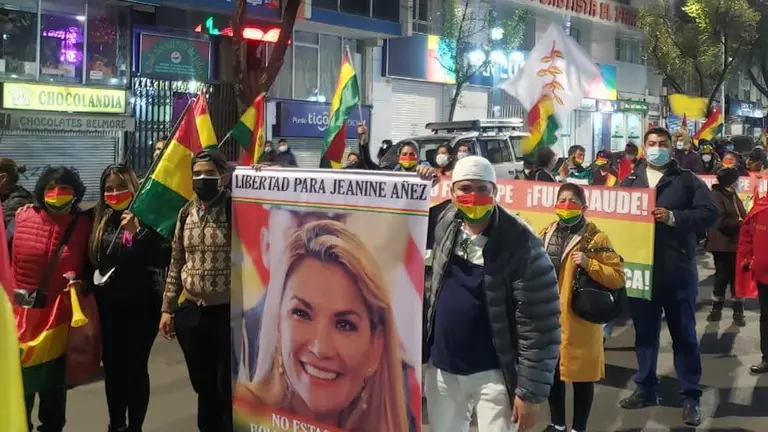 Una protesta contra la detenci&oacute;n de Jeanine &Aacute;&ntilde;ez en La Paz. (caroribera&ntilde;ez)