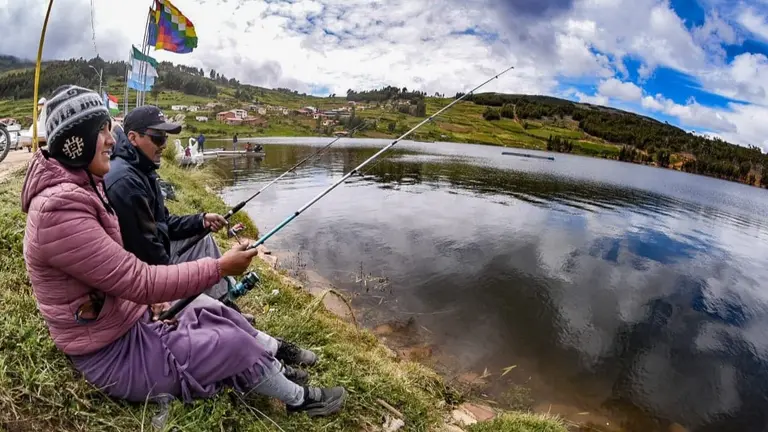Los competidores, concentrados en que los peces muedan el anzuelo. Dico Sol&iacute;s