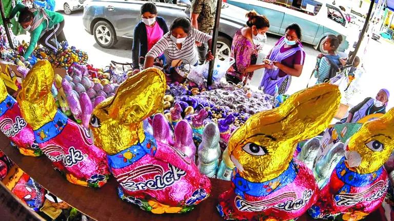 Comerciantes exhiben los huevos de chocolate. DICO SOLÍS